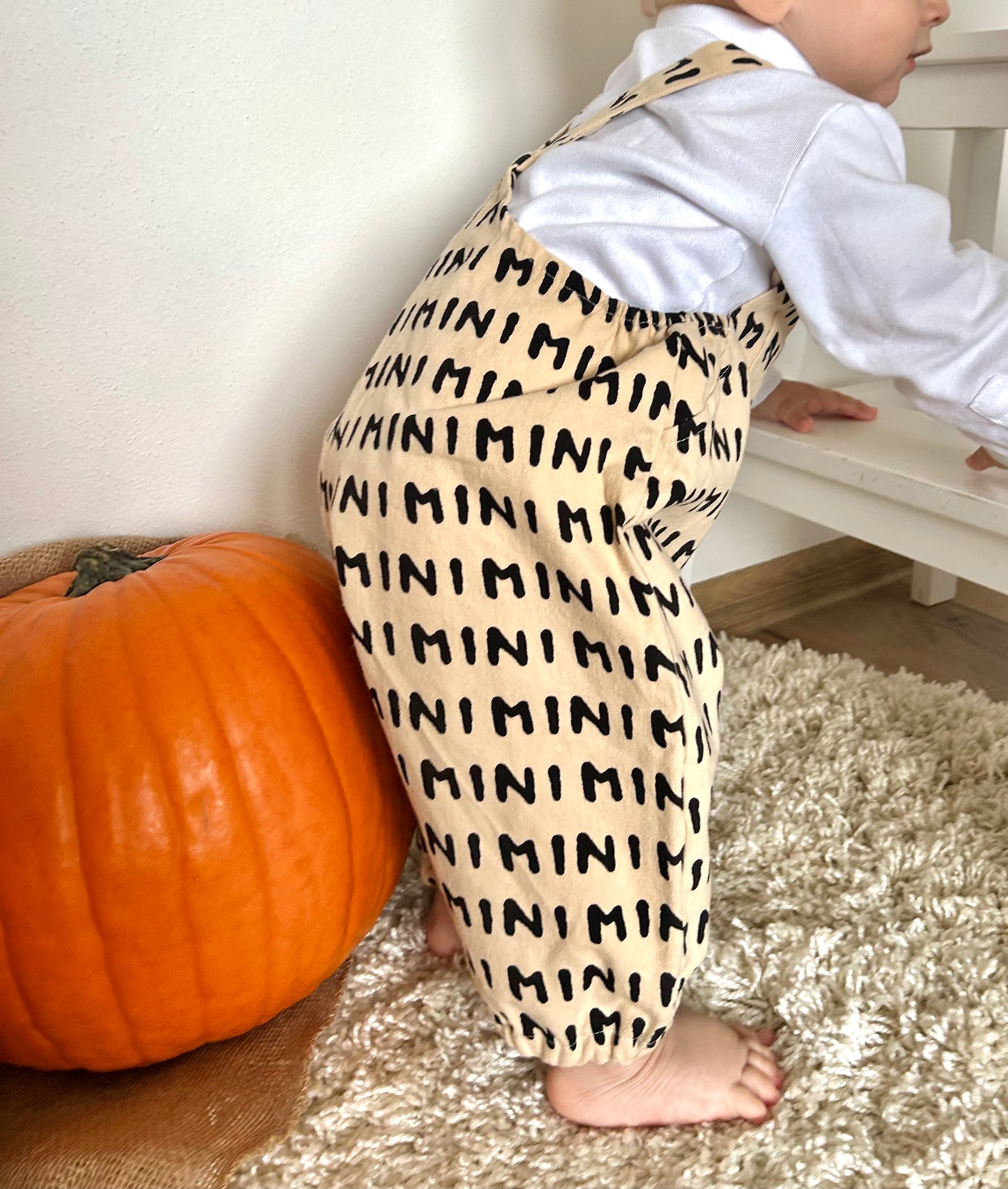 Mini béžový overál