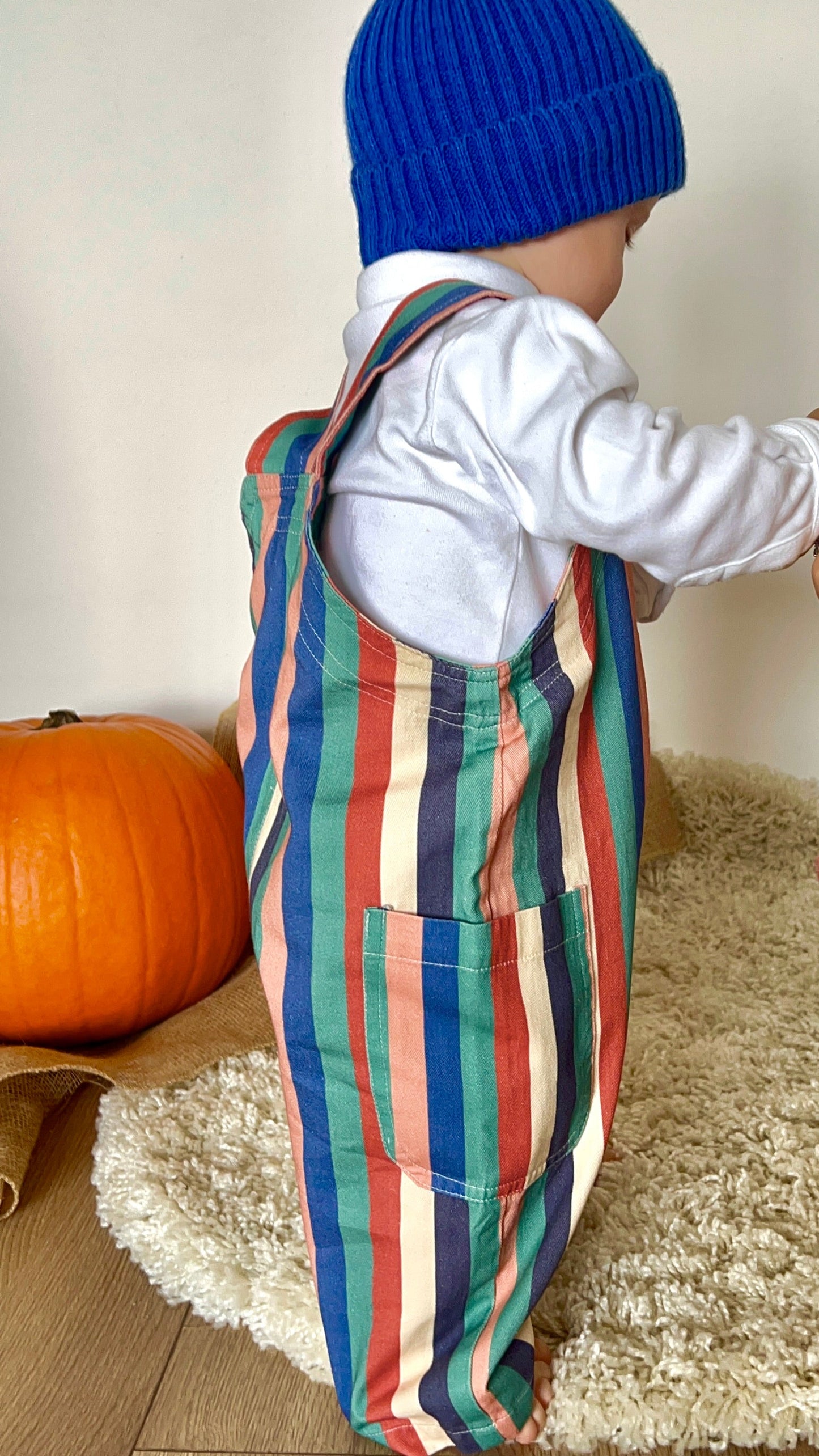 Pruhovaný viacfarebný overál